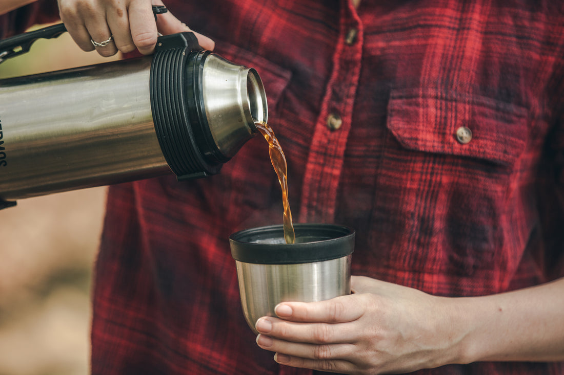 POURING-COFFEE-FROM-A-THERMUS-IN-THE-WOODS