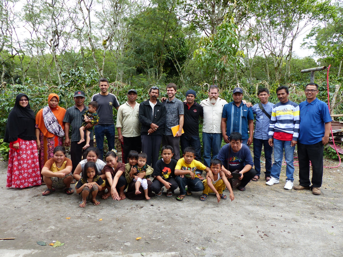 Image of farmers and family from Permata Gayo in Sumatra 